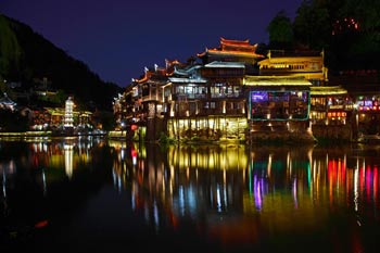 長沙出發(fā)到張家界天門山、玻璃棧道、鳳凰古城、鳳凰夜景往返二日游
